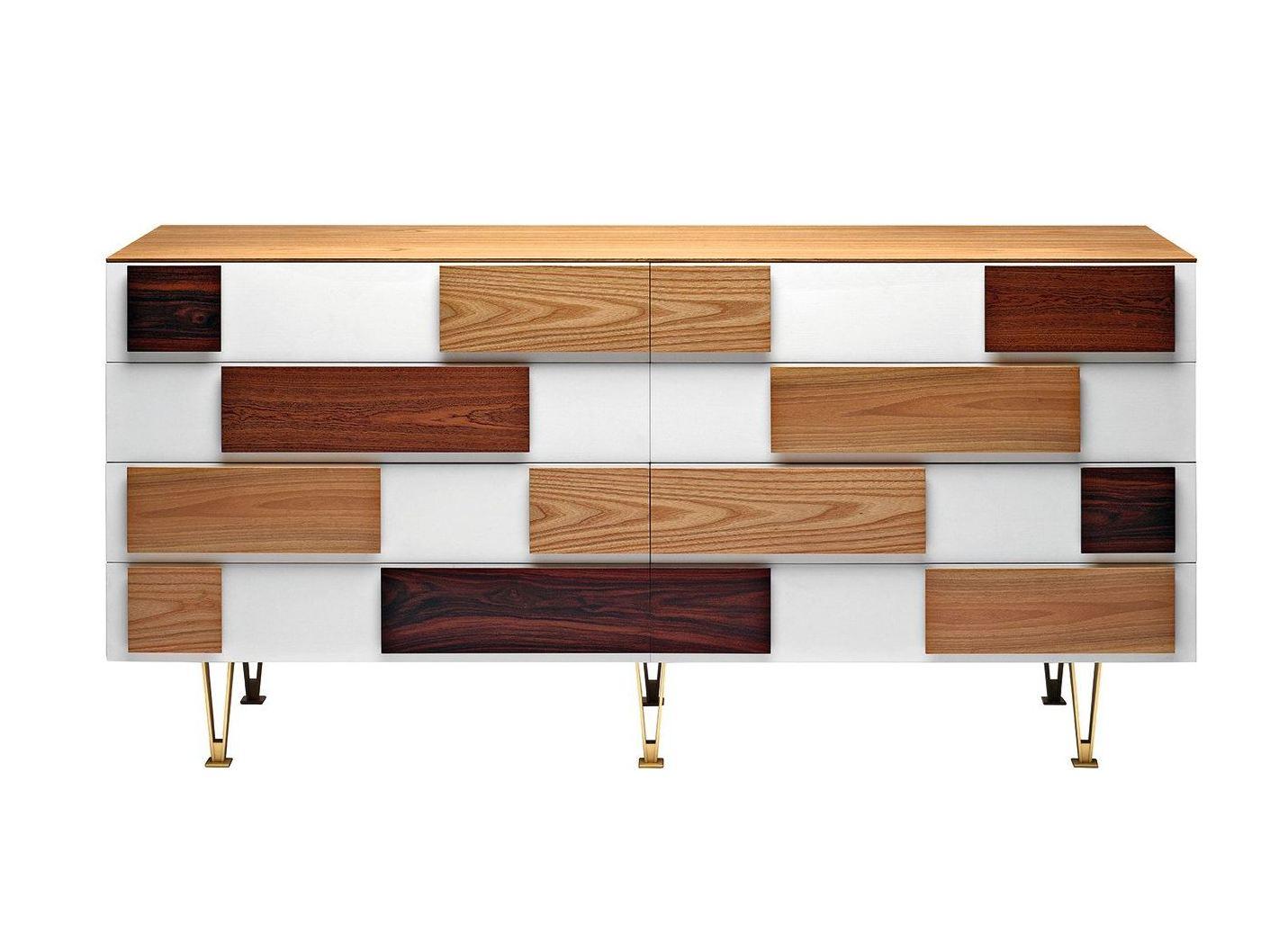 D.655.1 Wooden chest of drawers