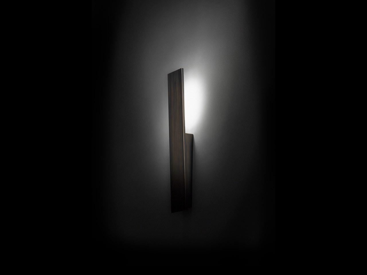 ESSENTIAL LED metal wall light