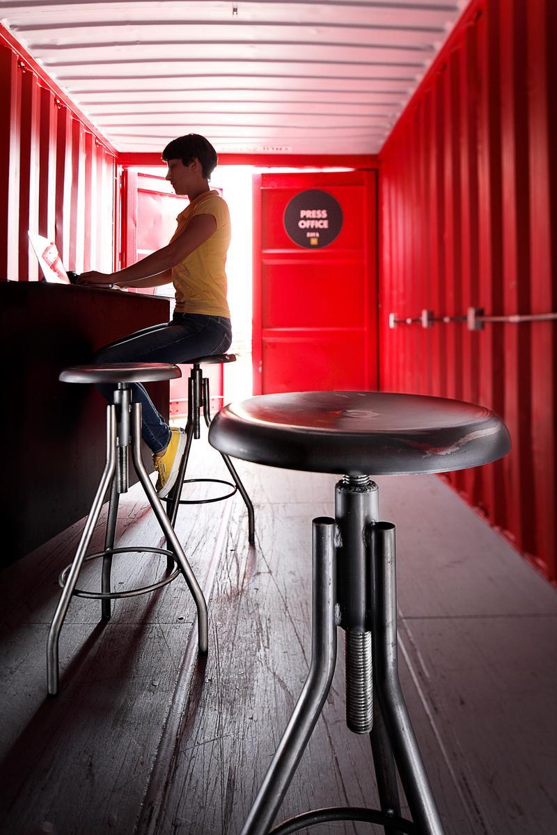 JOOKE Height-adjustable swivel iron stool