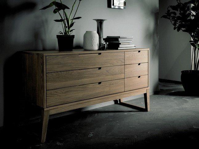 CLOVER Oak chest of drawers with integrated handles