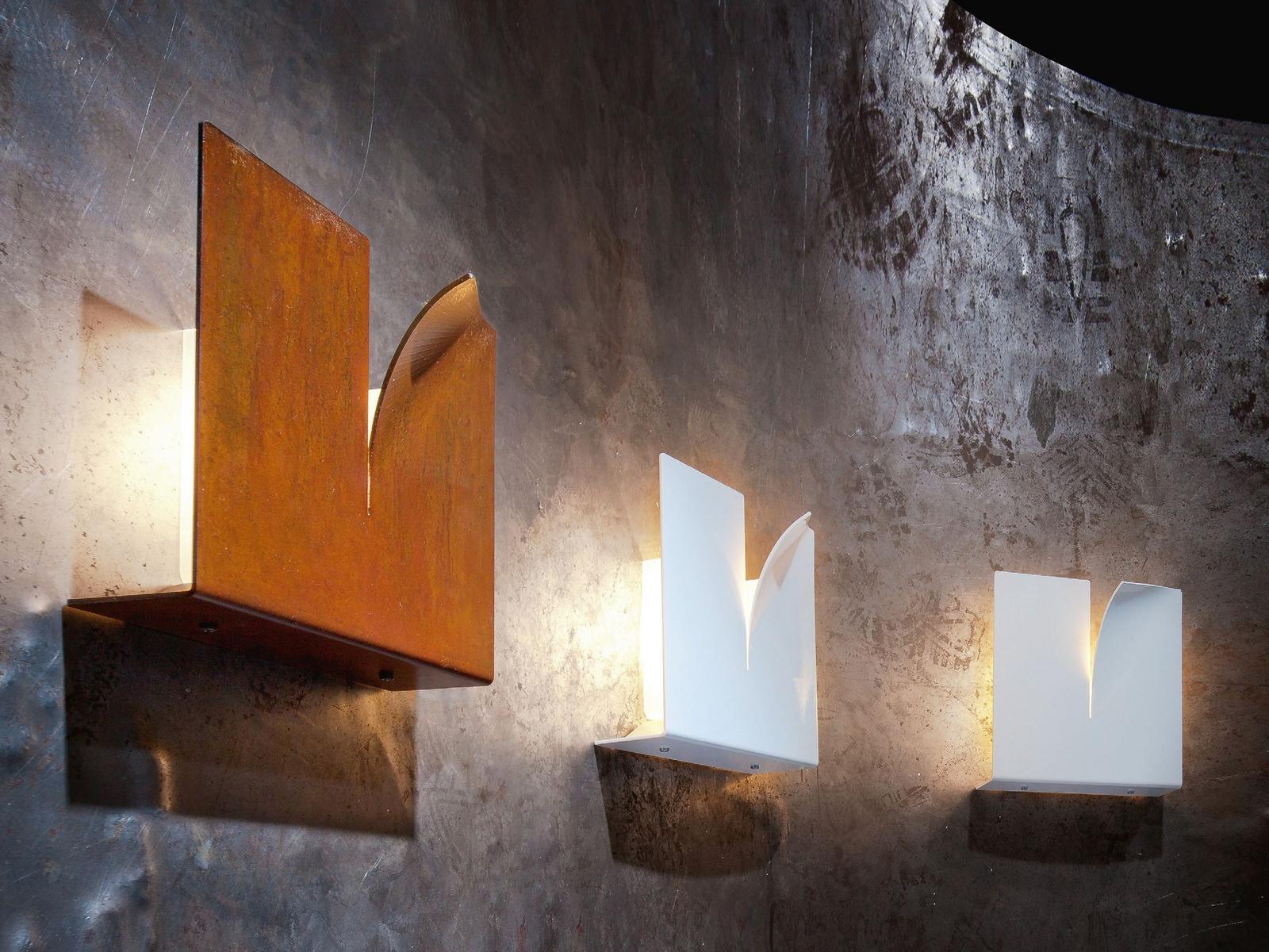 CRACK Indirect light iron wall light