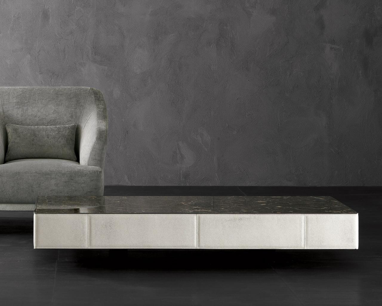 HUGO Marble coffee table in a classic style