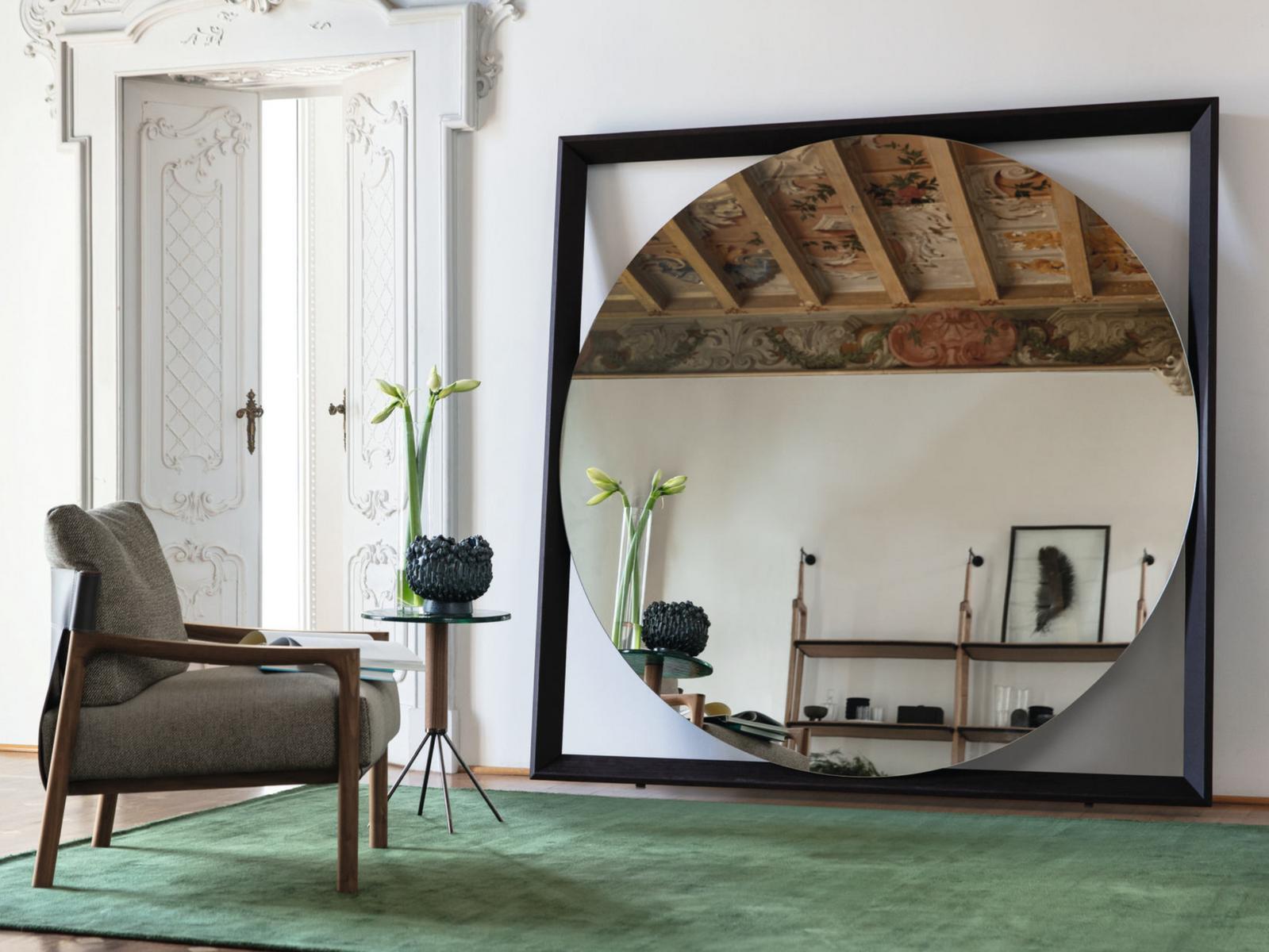 ODINO Freestanding round mirror with wooden frame