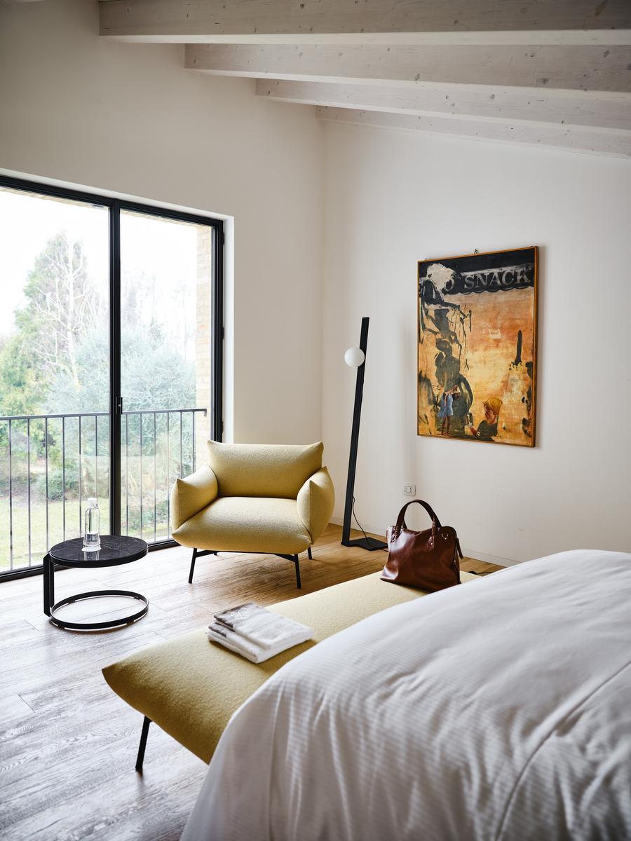 AREA P BR M TS Upholstered fabric armchair with armrests