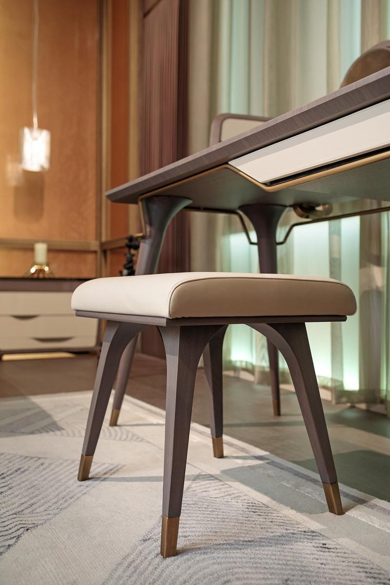 MELTING LIGHT Low upholstered leather stool