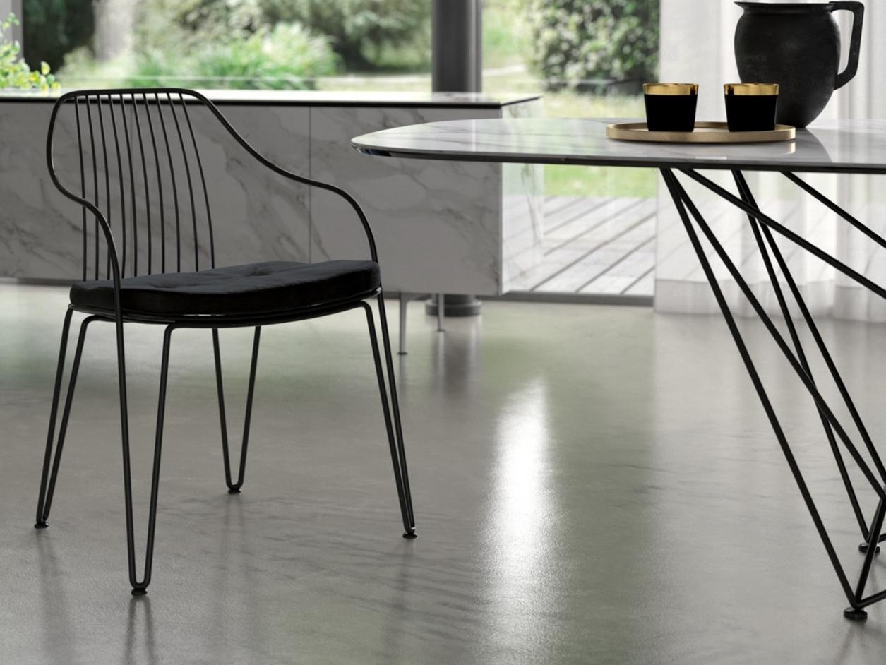 LIRA Metal chair with armrests