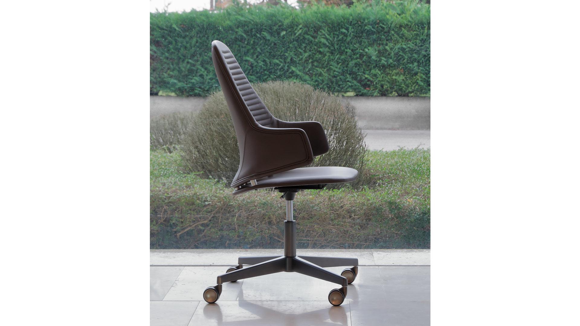 VELA Height-adjustable leather office chair