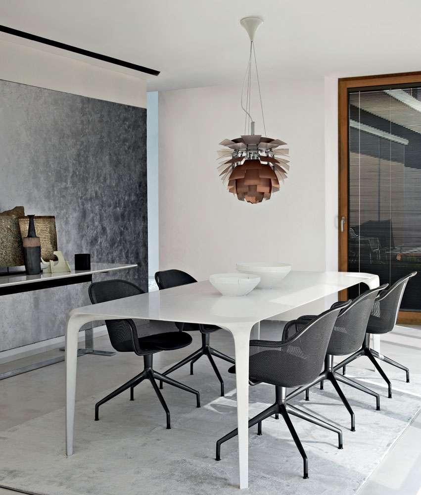 IUTA Trestle-based wire mesh chair with armrests