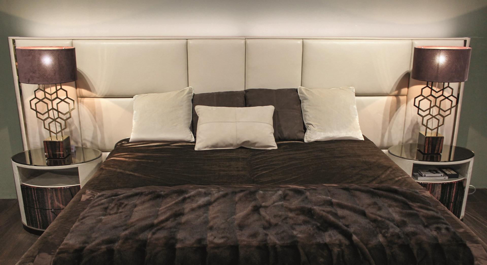 AMY Velvet bed with high headboard