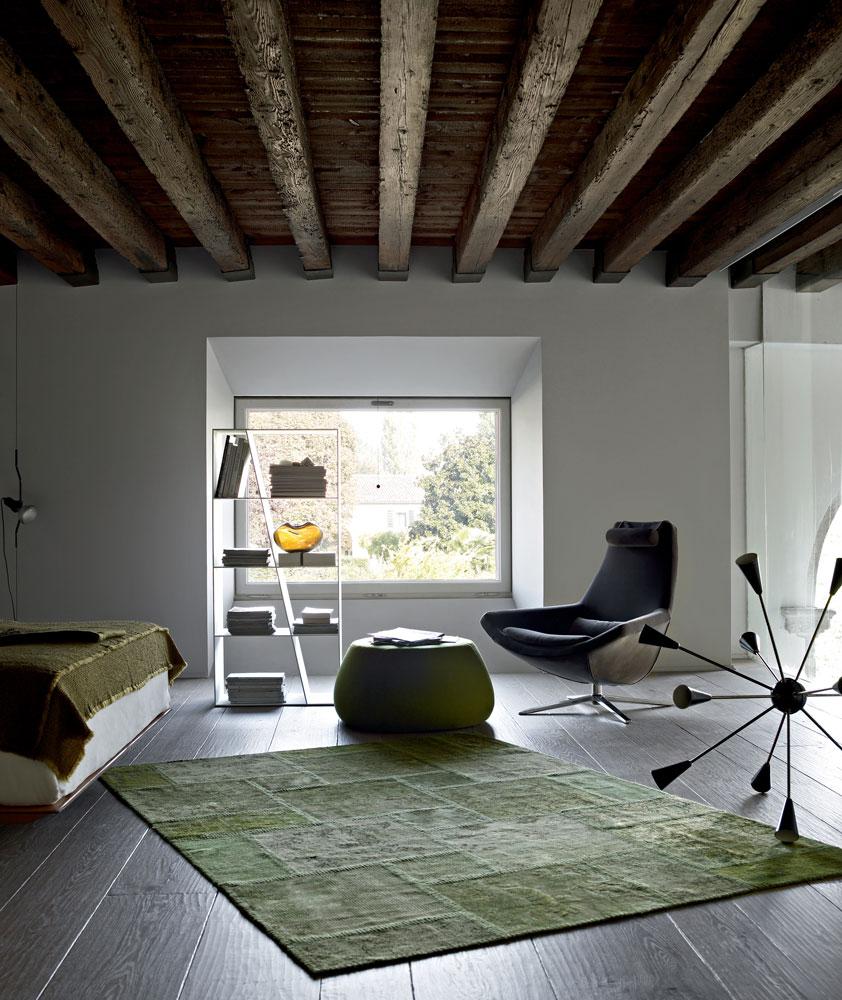 METROPOLITAN Leather armchair with headrest