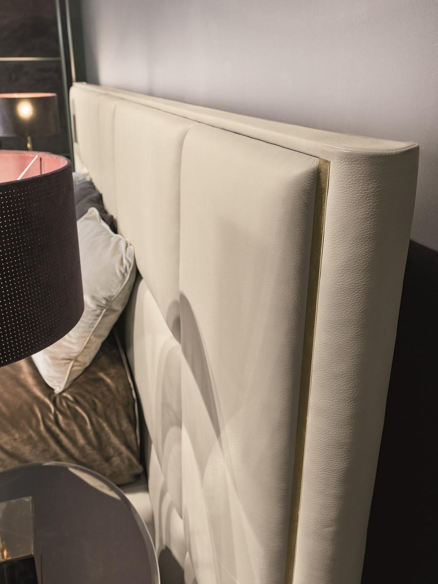 AMY Velvet bed with high headboard