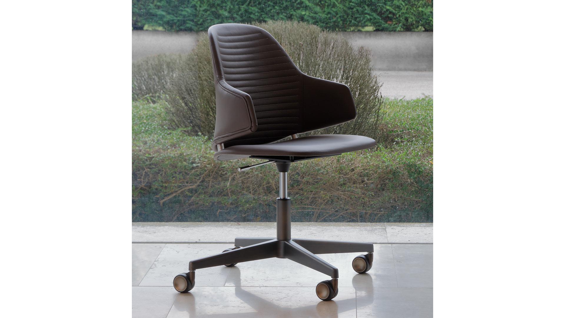 VELA Height-adjustable leather office chair