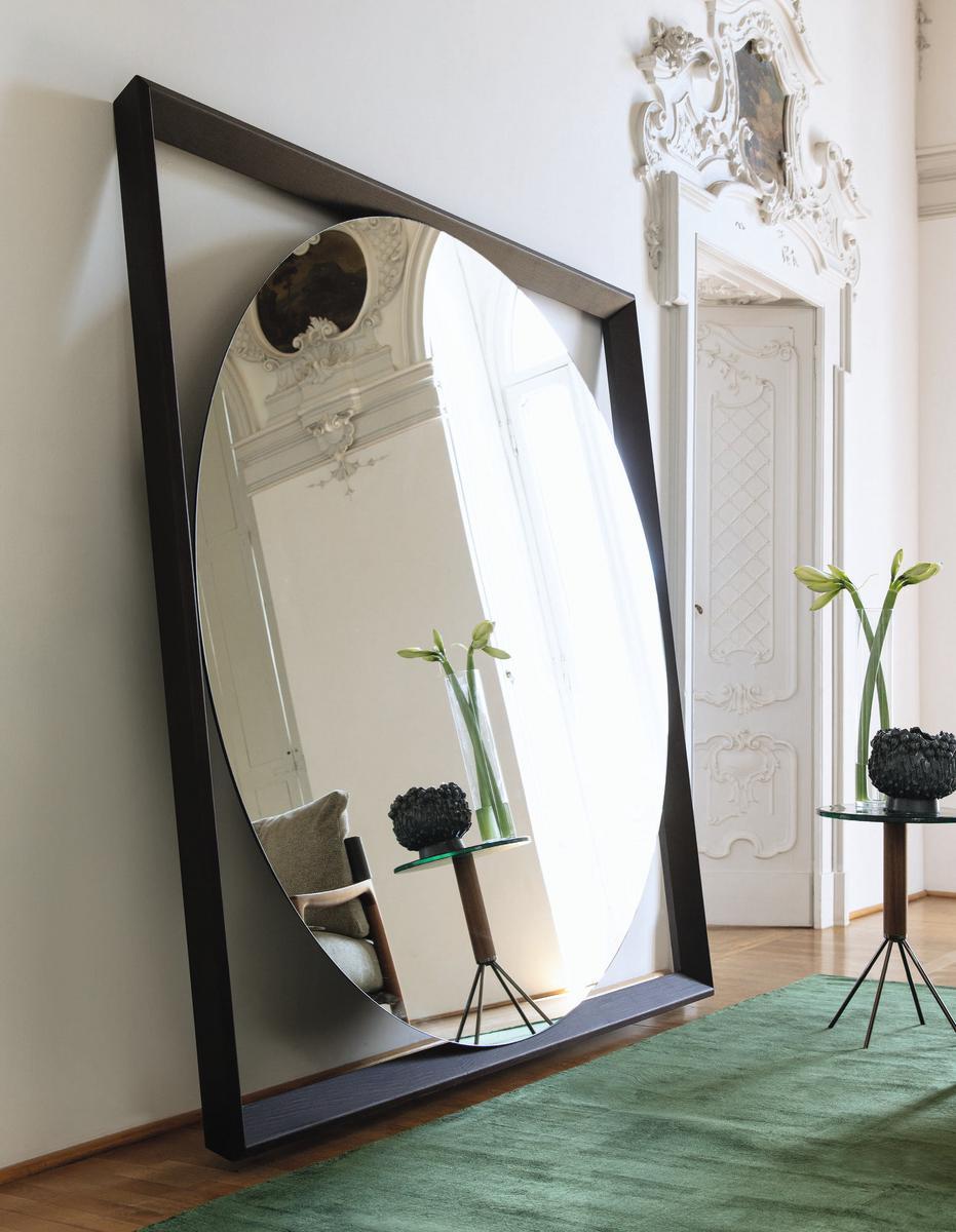 ODINO Freestanding round mirror with wooden frame