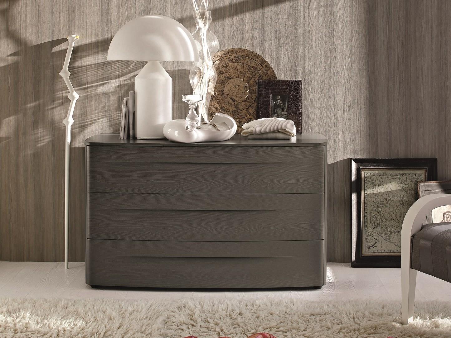 BOGART Wooden chest of drawers with integrated handles