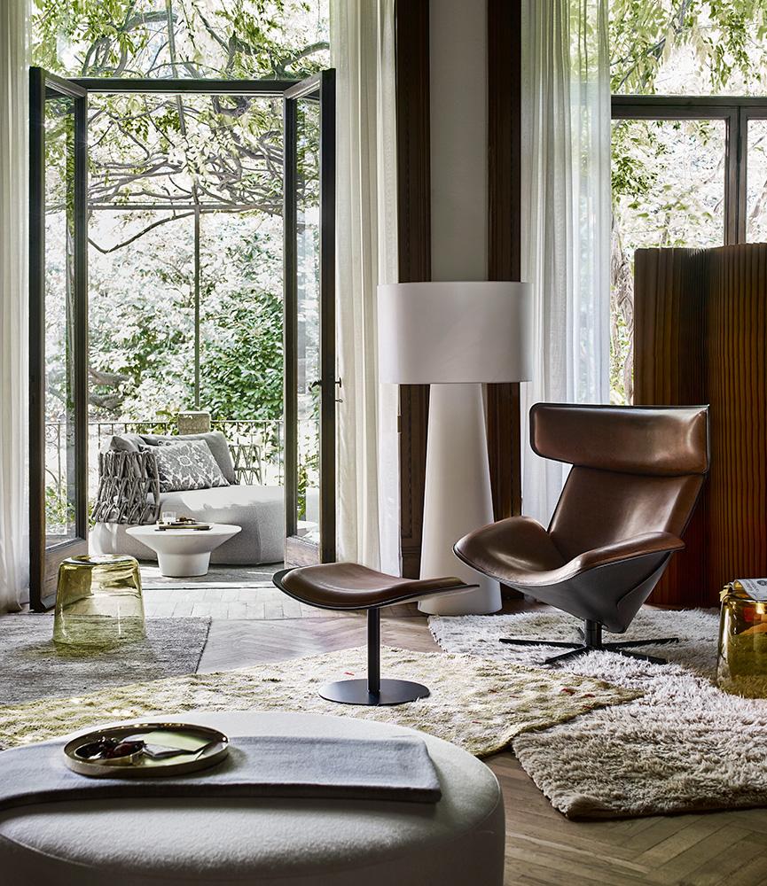 ALMORA Swivel armchair with 5-spoke base with headrest