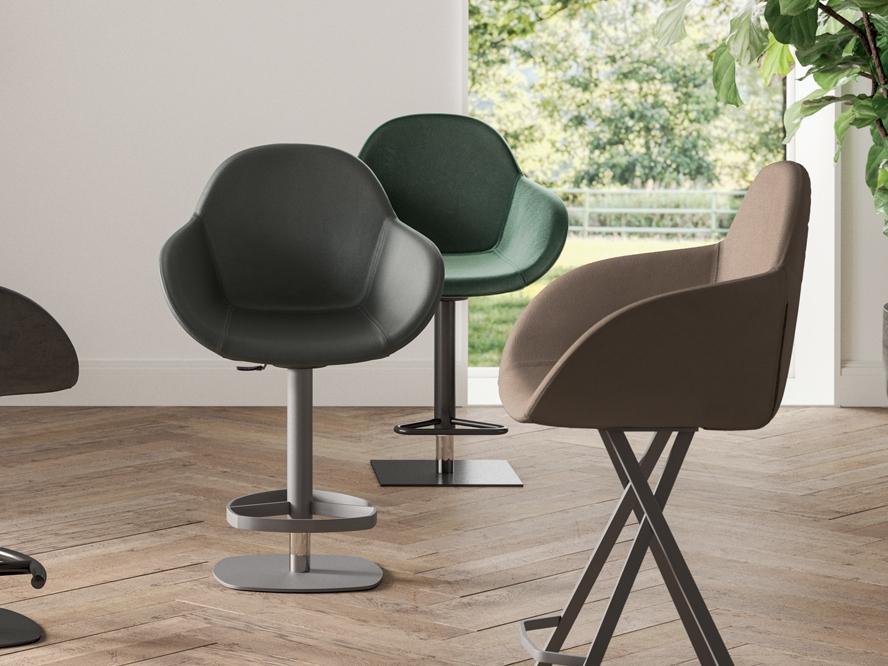 VASCO Upholstered barstool with gas lift