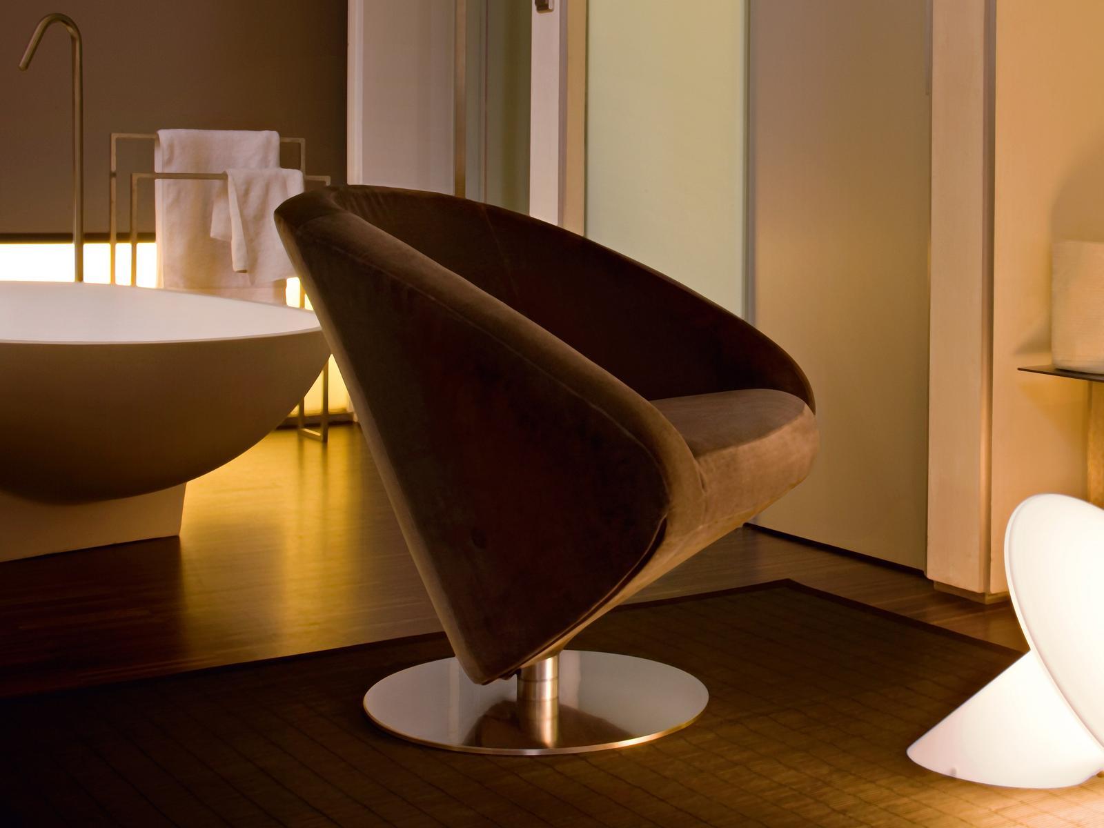 LOVE Swivel armchair