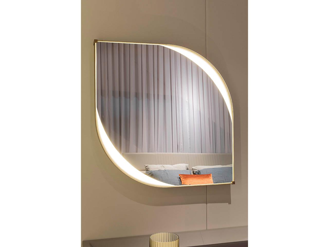 VINE Wall-mounted mirror with integrated lighting