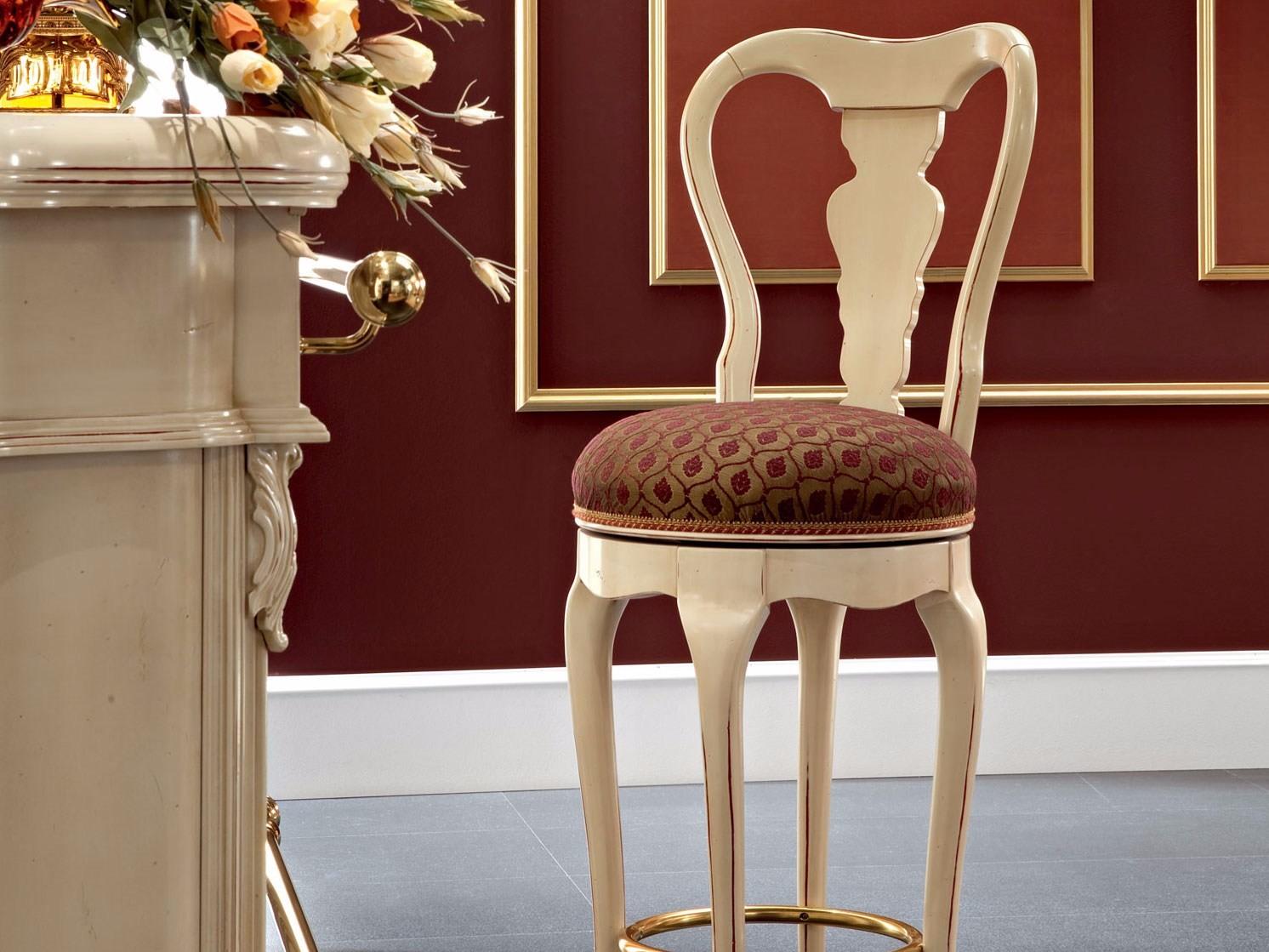 13521 Baroque upholstered wooden chair