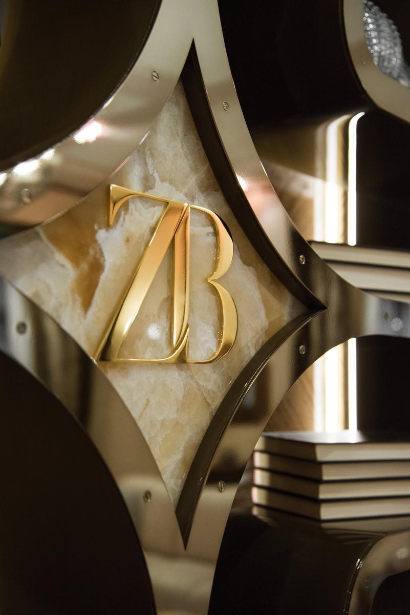 SIRIO Open floating metal bookcase and eucalyptus frame SIRIO Open floating metal bookcase and eucalyptus frame