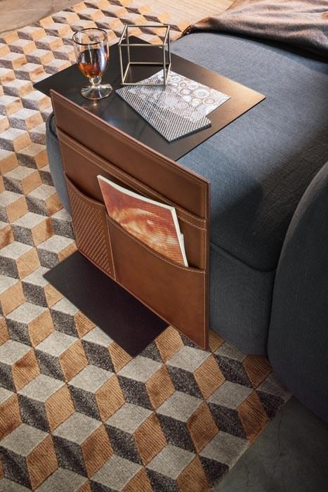 NOTE Painted metal side table with integrated magazine rack