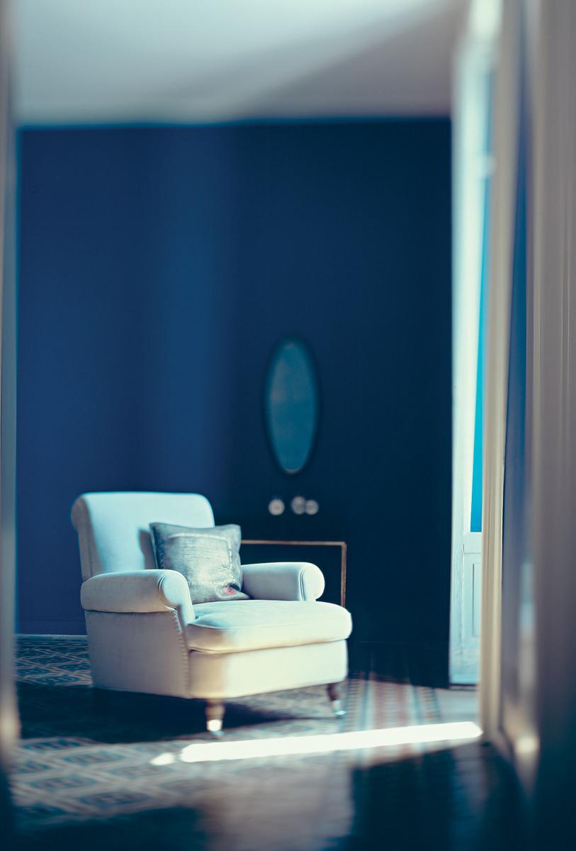 CHARLOTTE Leather armchair with armrests
