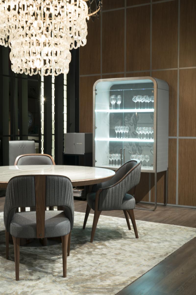 ESTELLE Metal display cabinet with integrated lighting