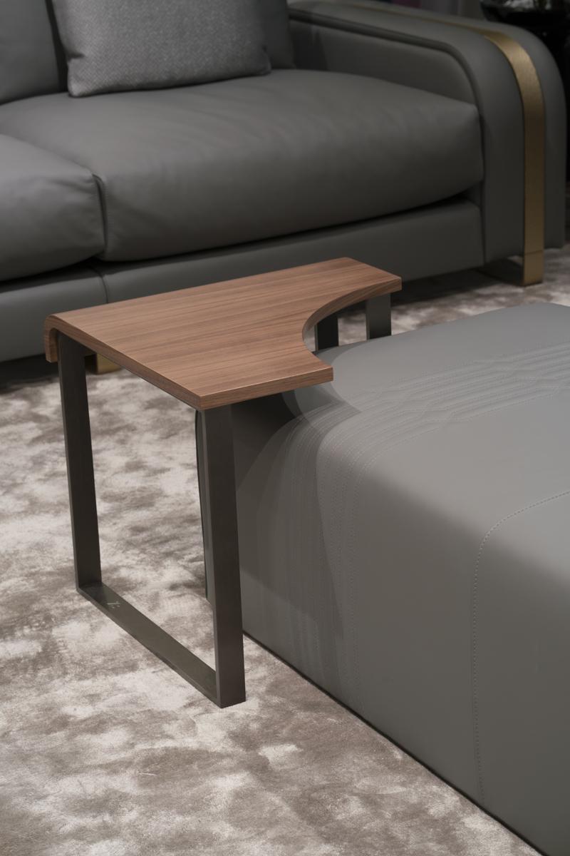 TULIP Triangular metal side table and walnut top