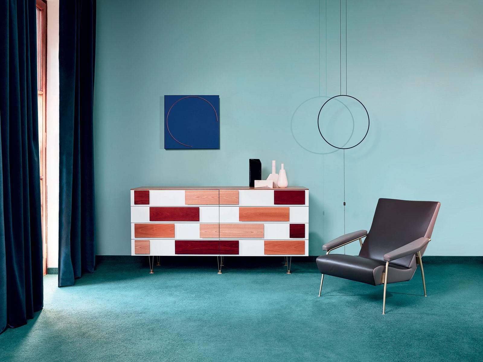 D.655.1 Wooden chest of drawers