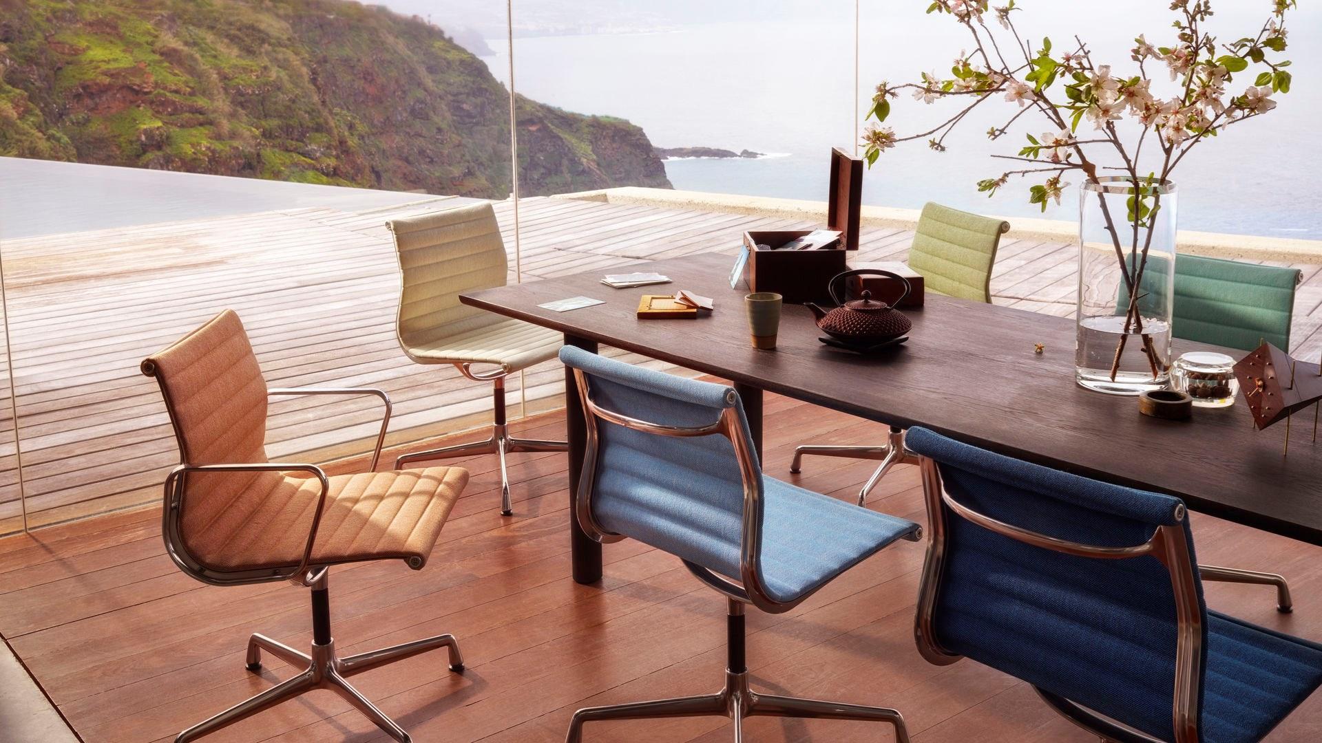 EA 103 Fabric chair with 4-spoke base with armrests