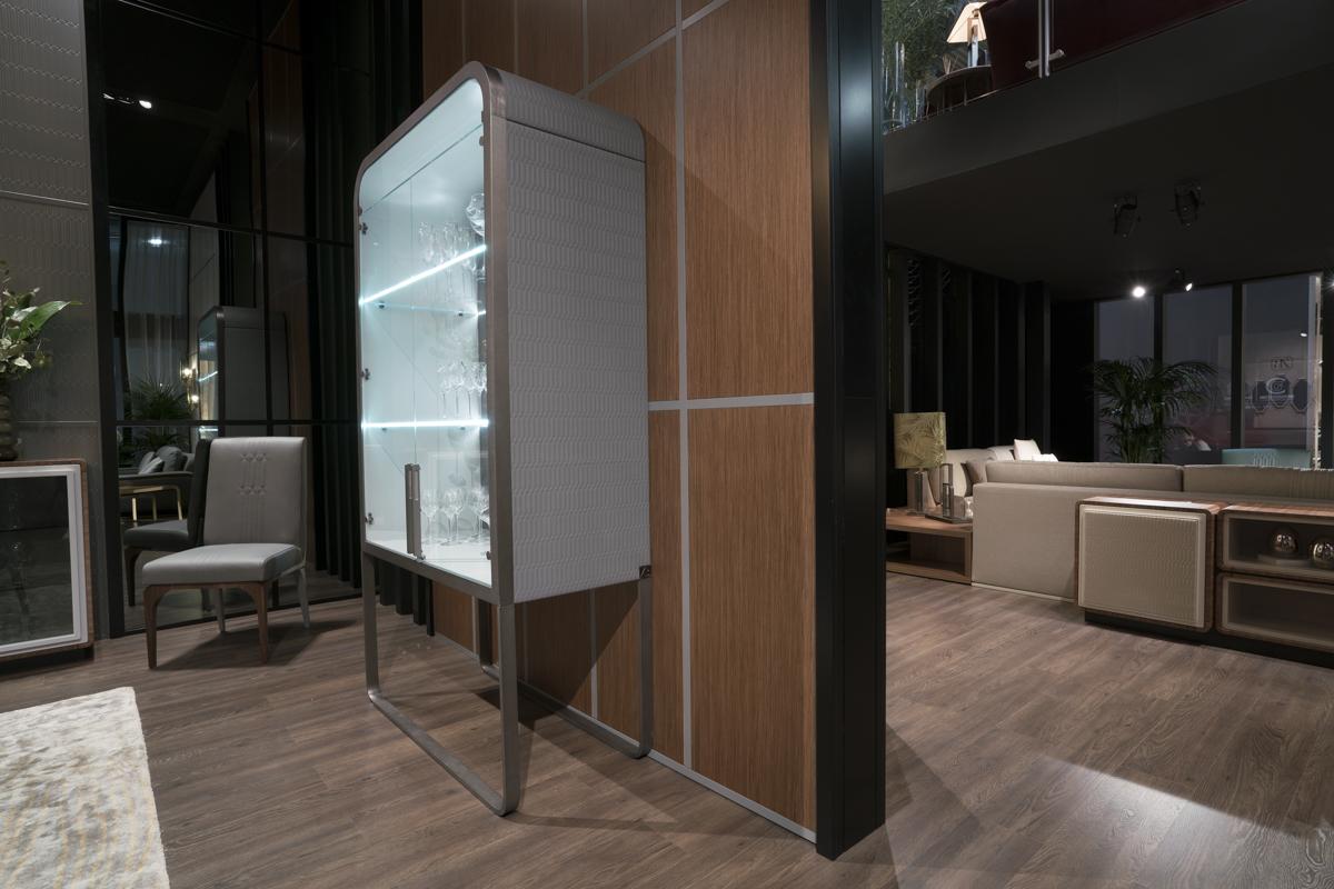 ESTELLE Metal display cabinet with integrated lighting