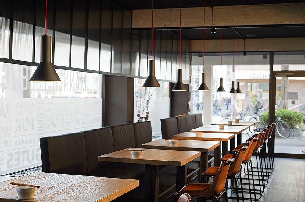 PHELIA Metal pendant lamp in a contemporary style