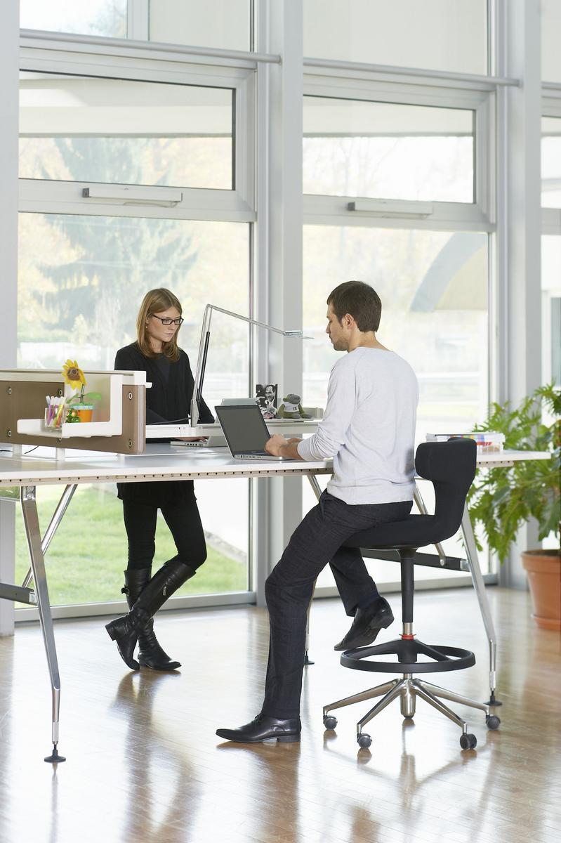 AD HOC SOLITAIRES Rectangular workstation desk with electrical outlets