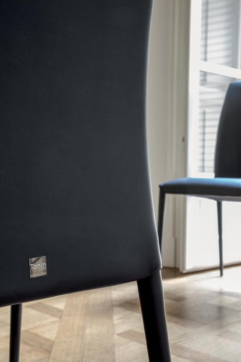 CHARM Upholstered leather chair