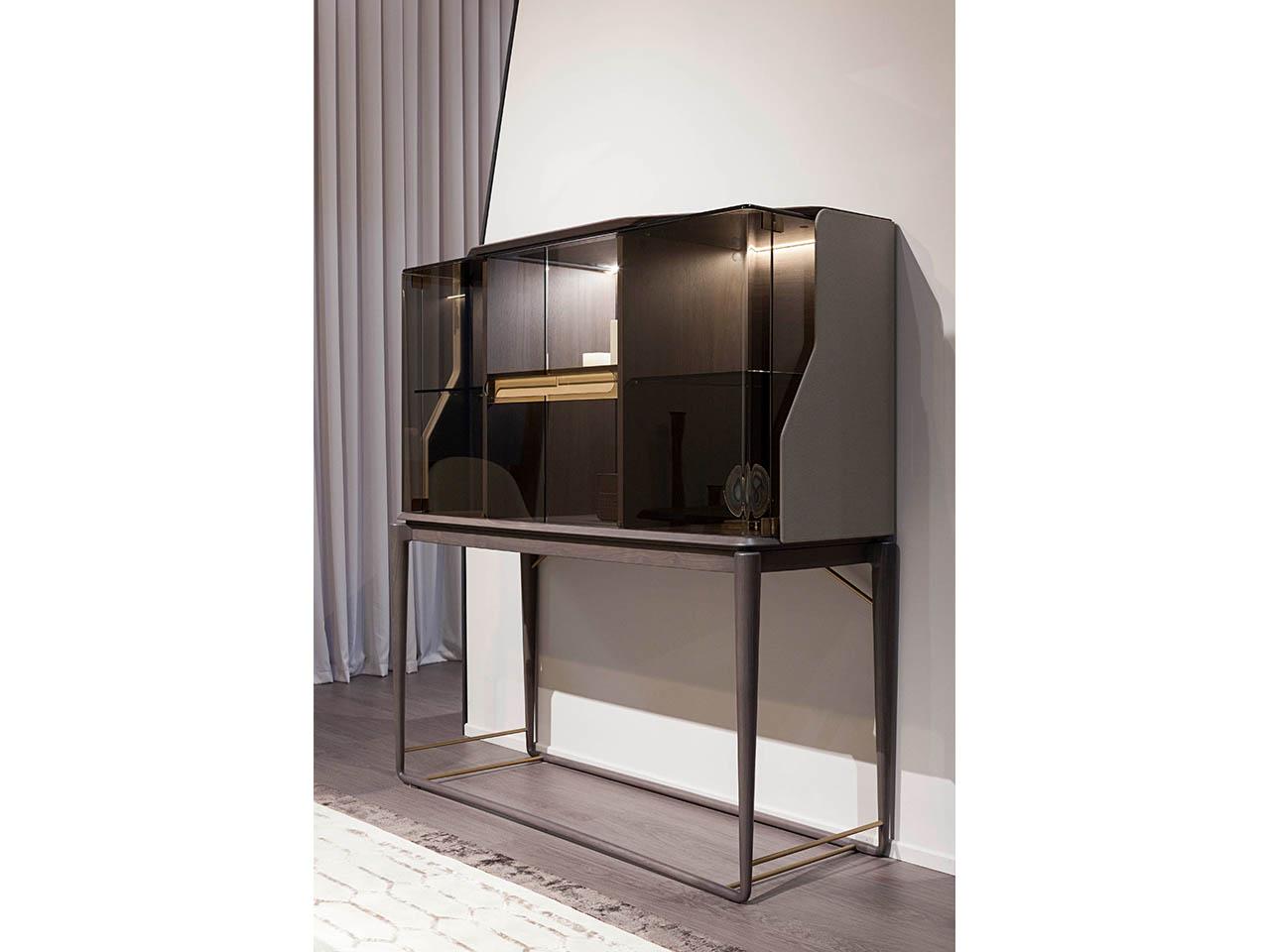 VINE Display cabinet with integrated lighting