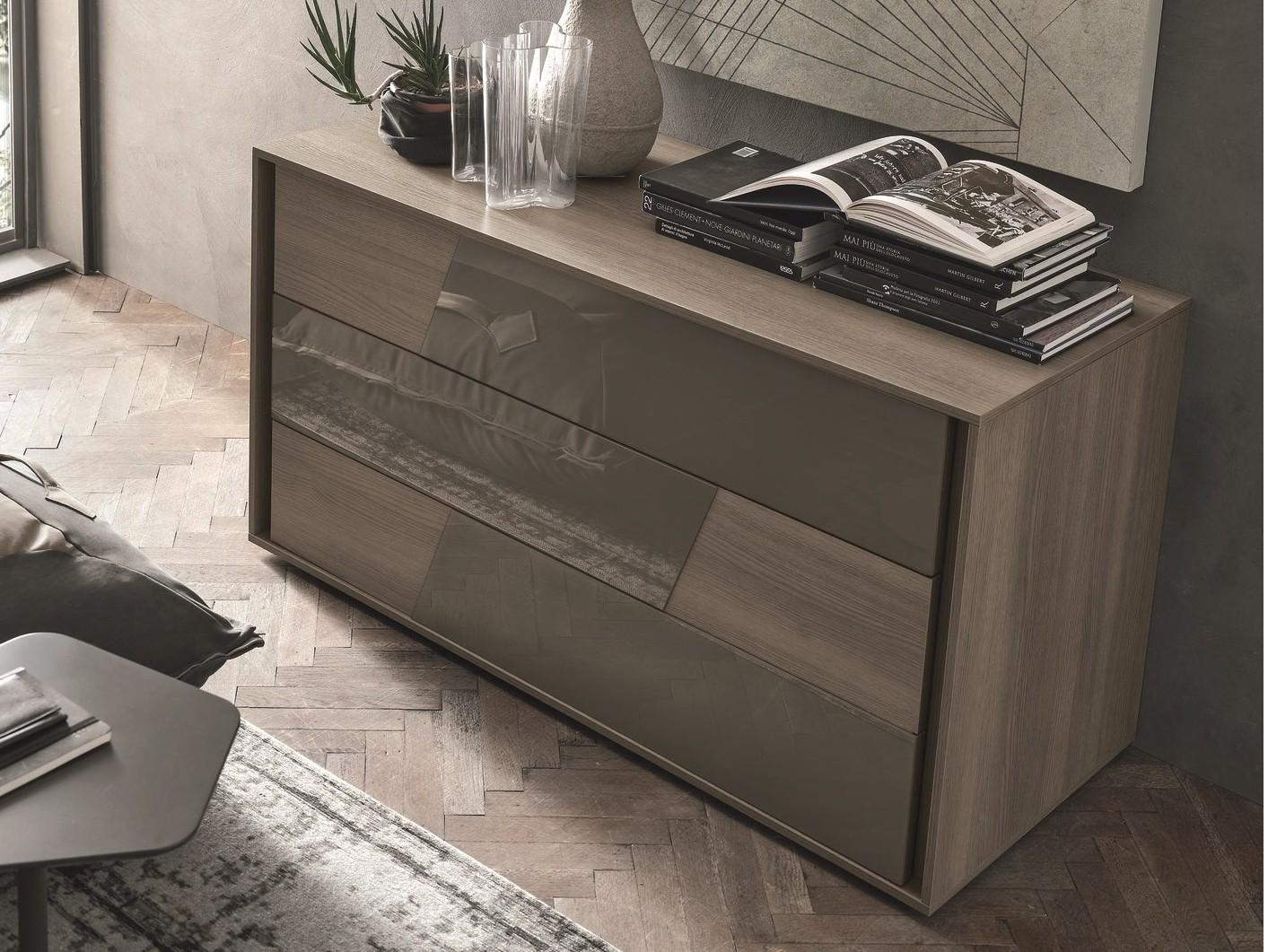 KROSS Oak chest of drawers with integrated handles
