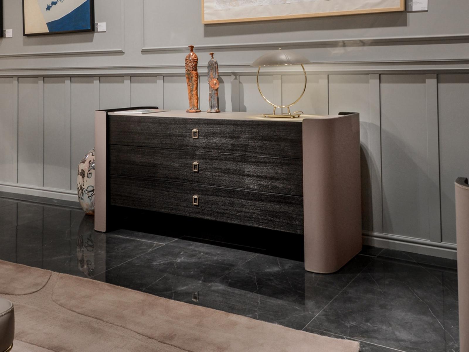 DOWNTOWN Leather chest of drawers