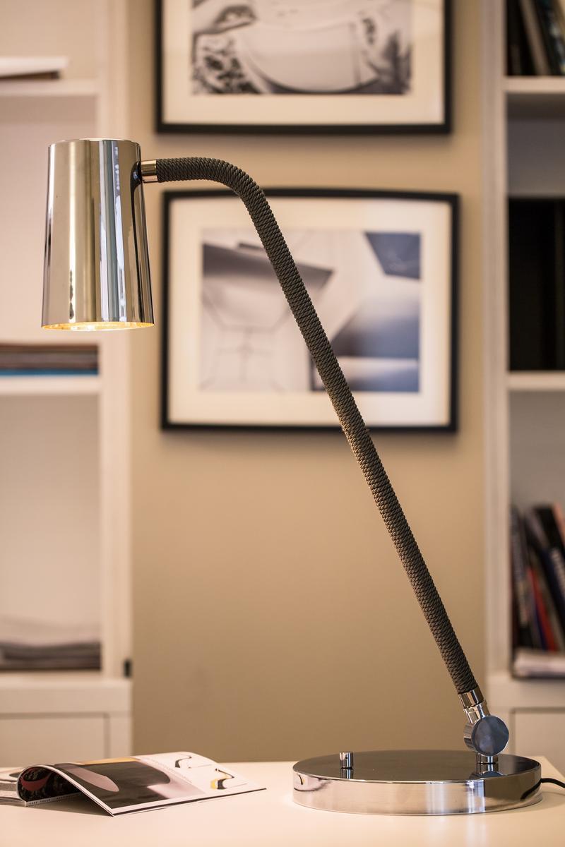 UP LED metal desk lamp