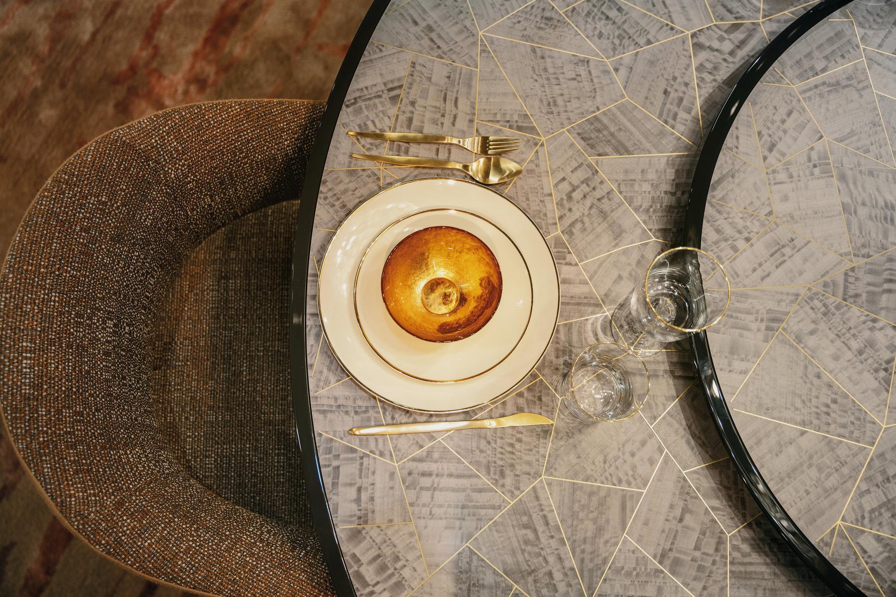 MILLENIUM Round ebony table