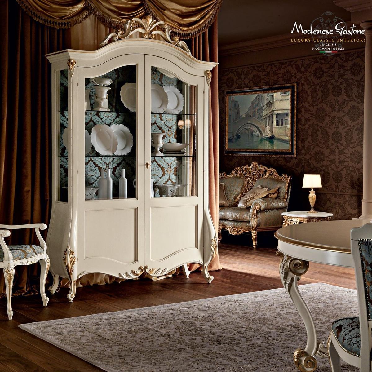 11107 Solid wood display cabinet