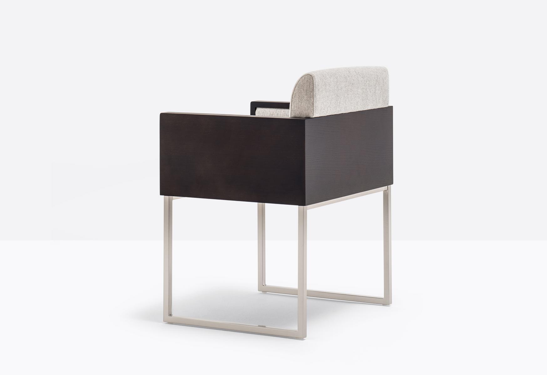 BOX 740 Upholstered chair with armrests