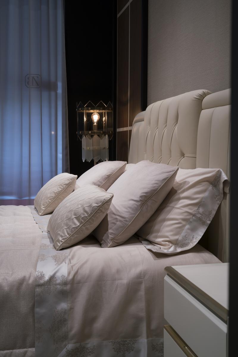 BERNINI Upholstered leather king size bed