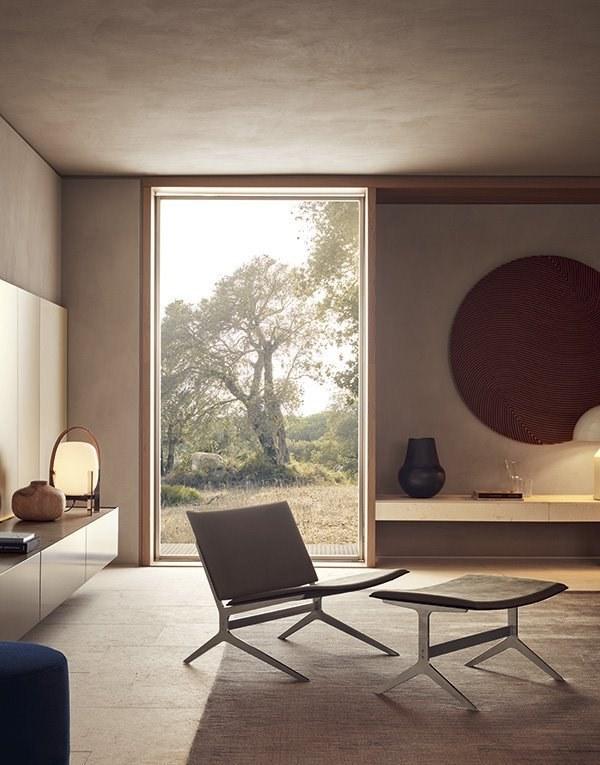 KAY LOUNGE Leather armchair with footstool