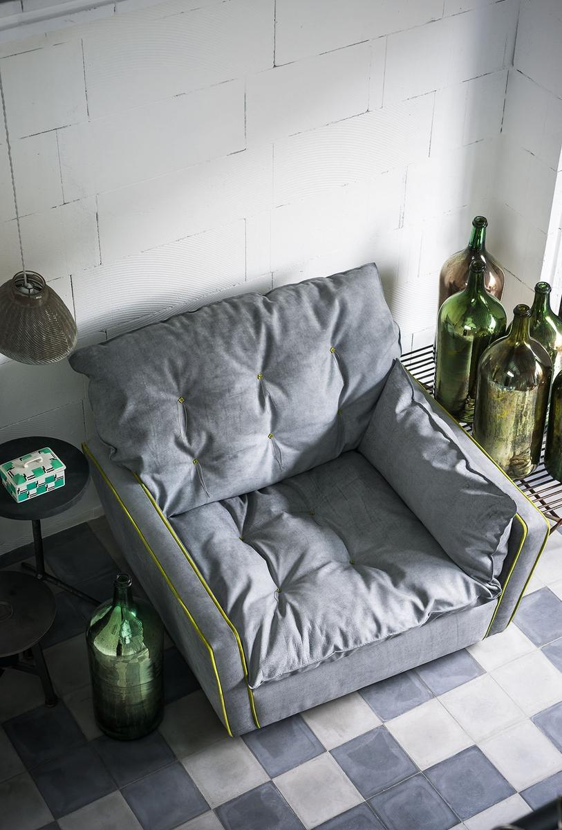 SORRENTO Swivel leather armchair with armrests