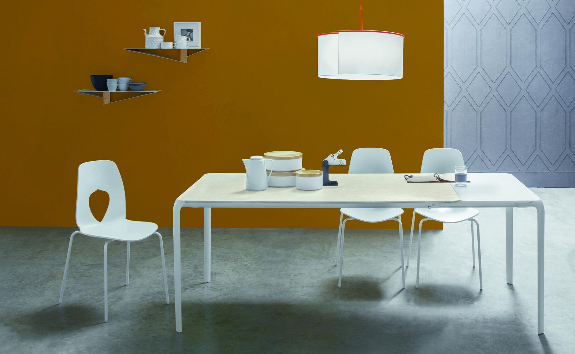 LIGHT Extending rectangular table