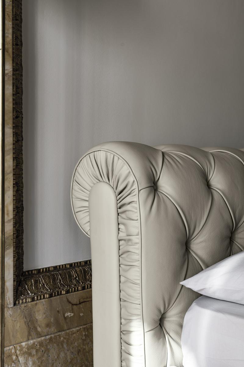 EXIGE Double bed with tufted headboard