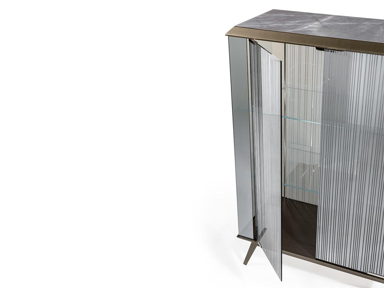LONDON Display cabinet with integrated lighting