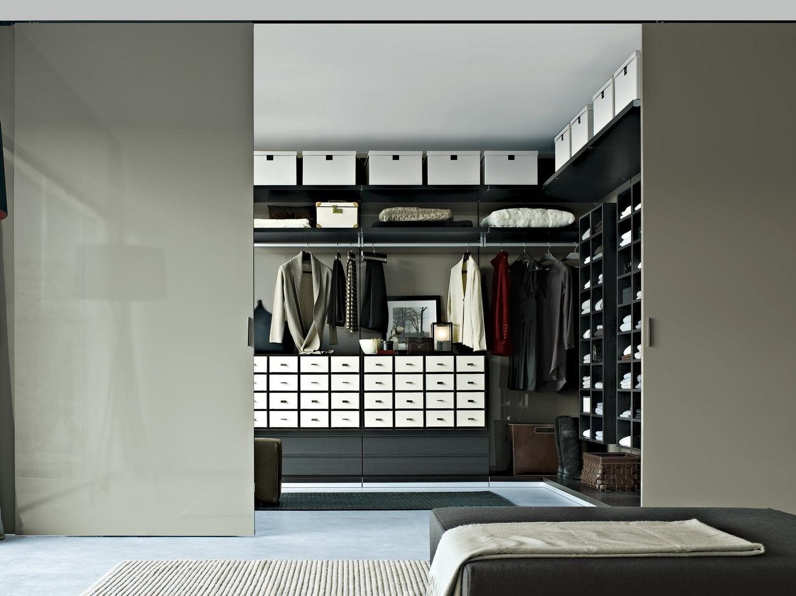 UBIK Sectional walk-in wardrobe