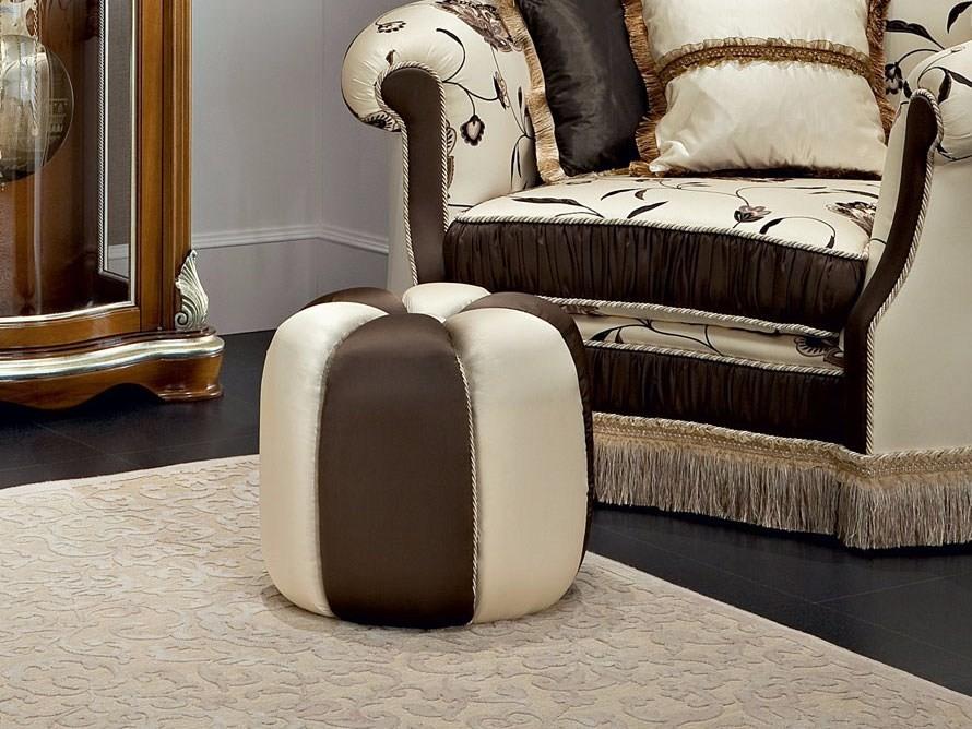 13527 Upholstered fabric pouf