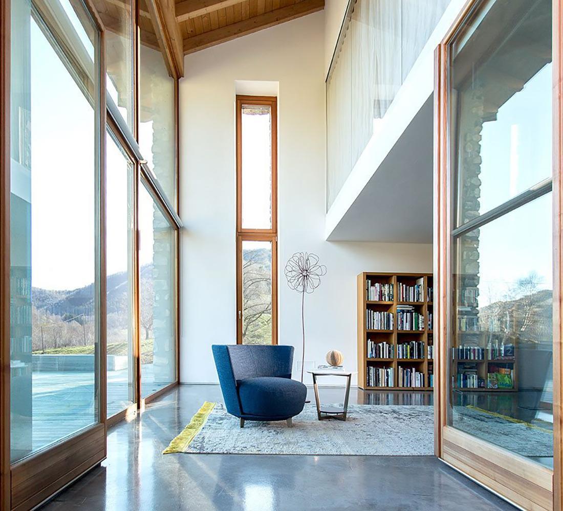 JAMMIN Leather armchair with high back in a contemporary style